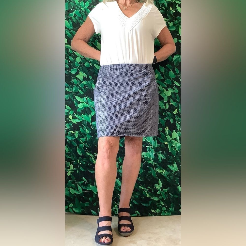 🔷 Talbots Navy & White Geometric Skort – Size Medium